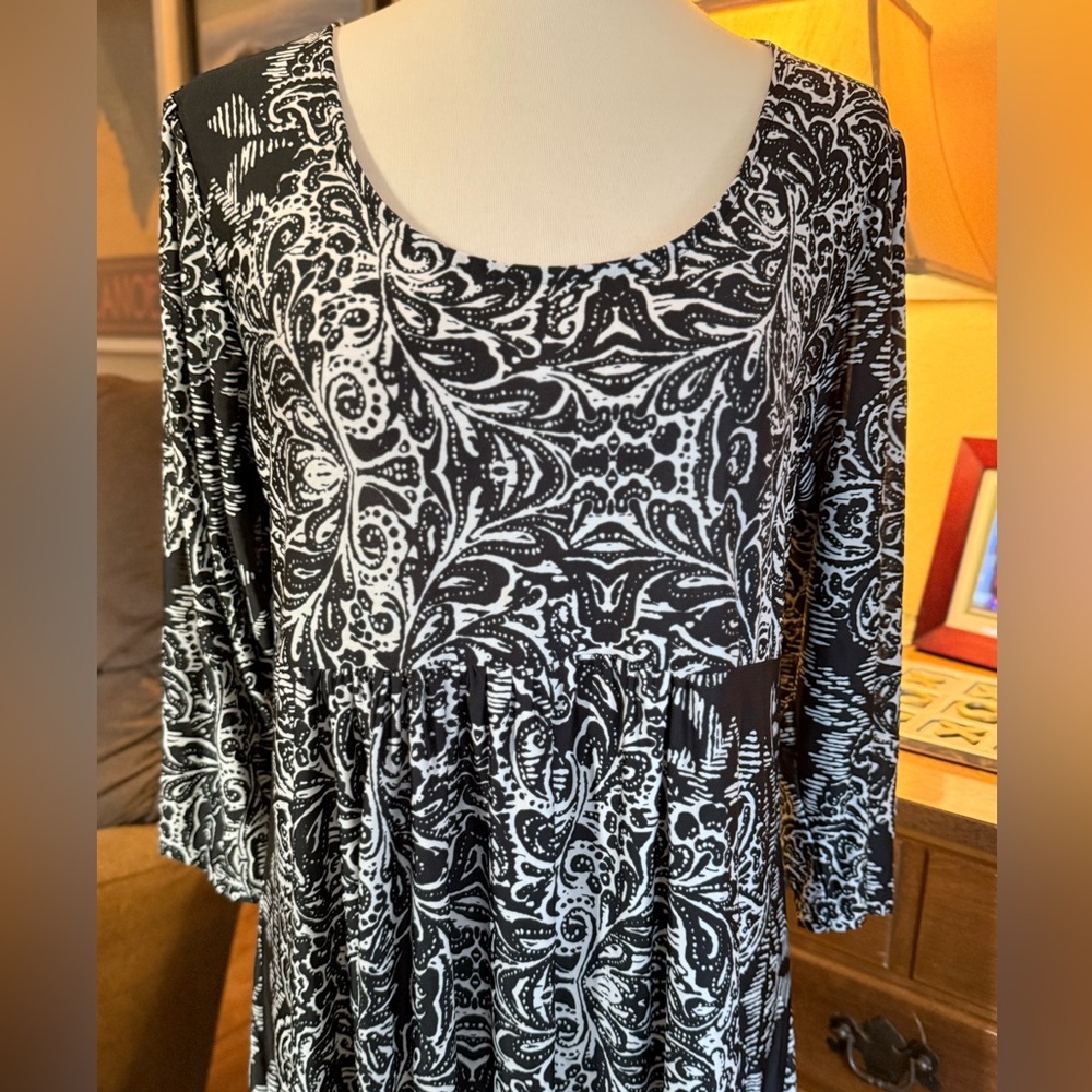 Elegant Black and White Print Dress - Picture 5 of 11